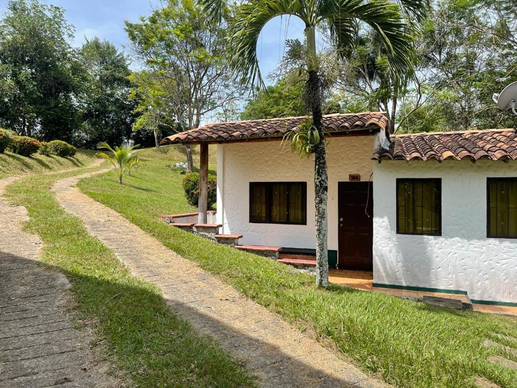 Hotel Candilejas Puerto Berrio ภายนอก รูปภาพ